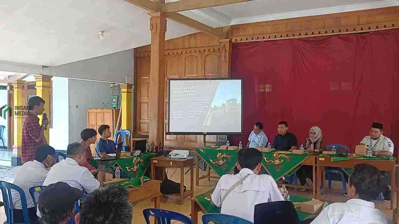 Jalan Sejauh 775 M Kemanukan-Semawung Purworejo Direhabilitasi, Warga Diminta Bersabar 90 Hari Wakil Ketua DPRD Kabupaten Purworejo Estri Utami Setyowati Bersama Warga Kemanukan Bagelen Semawung Kecamatan Purworejo