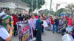 Wakil Wali Kota Blitar Pimpin Demo Pemkot, Minta Dana Hibah KONI Dicairkan Wakil Wali Kota Blitar Elim Tyu Samba Pimpin Demo Minta Pemkot Turunkan Hibah untuk KONI Kota Blitar
