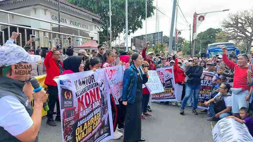 Wakil Wali Kota Blitar Elim Tyu Samba Pimpin Demo Minta Pemkot Turunkan Hibah untuk KONI Kota Blitar