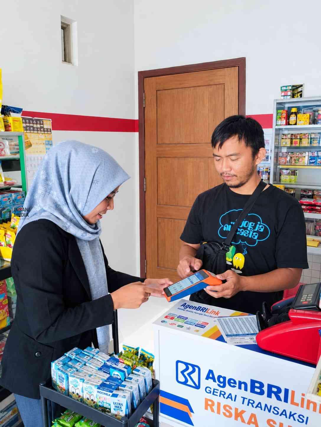 Kisah Agen BRILink di Nganjuk: Dari Toko Kelontong, Kini Layani 85 Transaksi Perbankan Saban Hari WhatsApp Image 2026 09 26 at 09.46.10 1