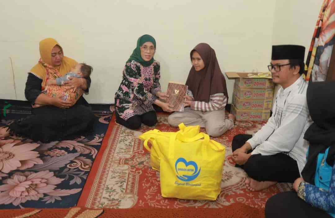 Pemprov Jatim Beri Santunan Keluarga Reyner Korban KM Virgo Transpot 8 di Blitar kadinsos Jatim Serahkan Bantuan Korban KM virgo transport 8