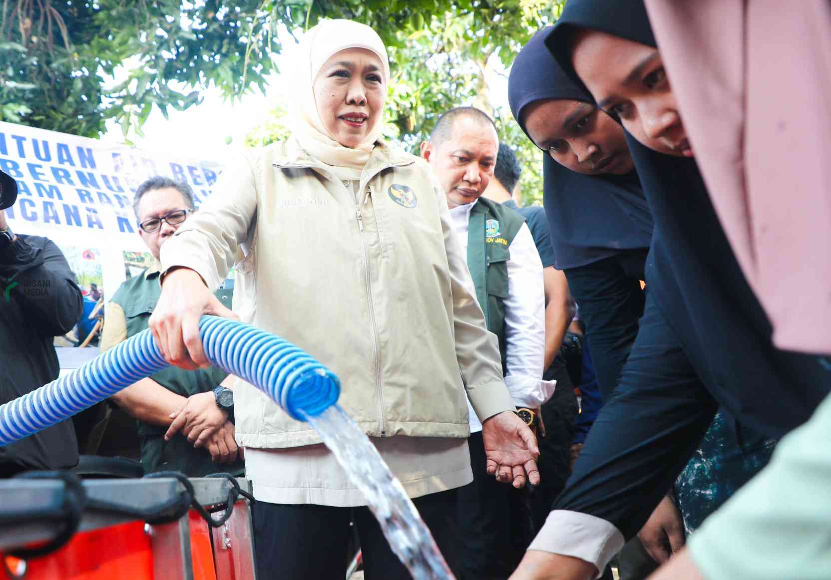 khofifah beri bantuar jerigen dan air7