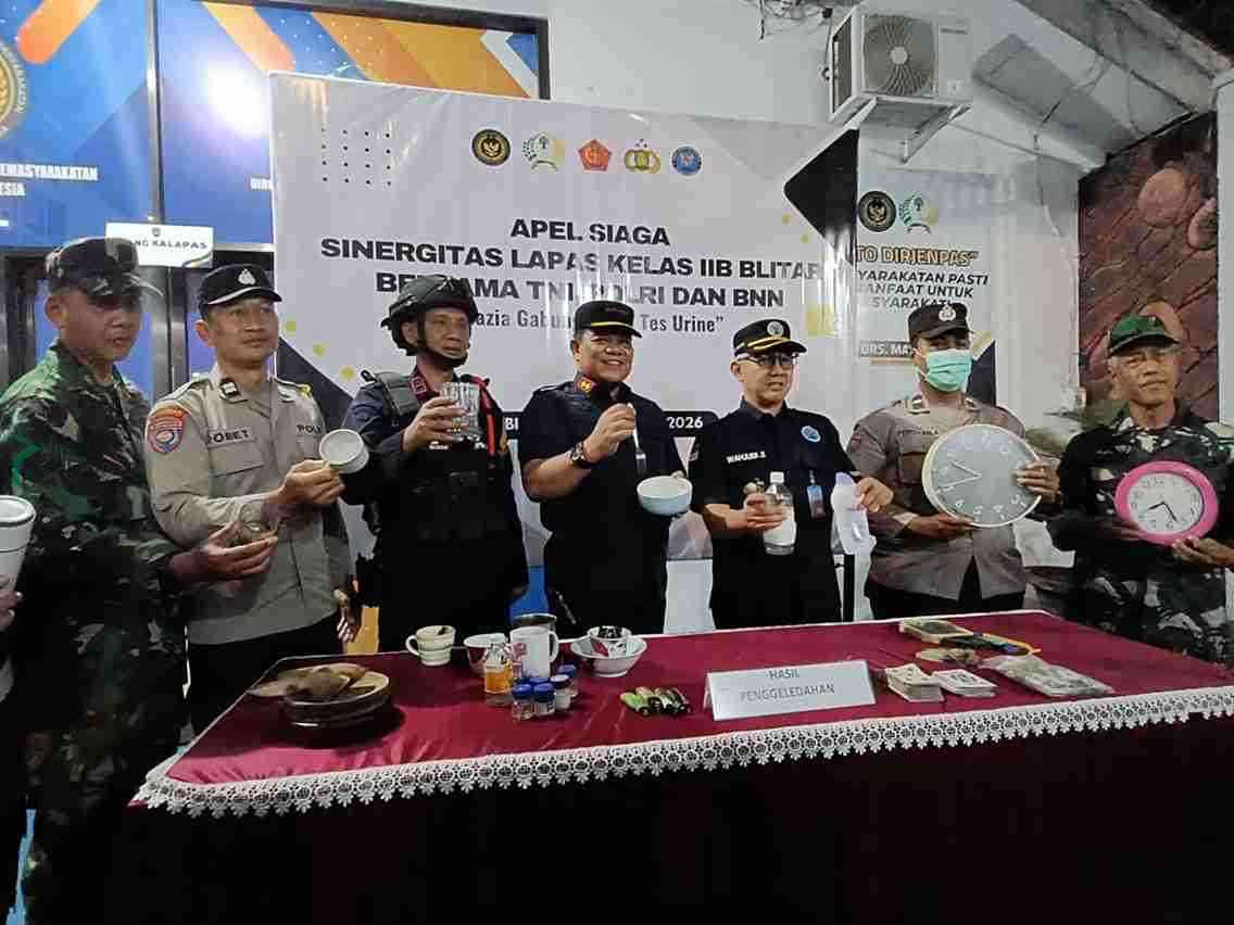 Lapas Blitar Razia Kamar Tahanan , Sita Sejumlah Barang Larangan petugas Lapas Blitar Menunjukkan Barang Bukti Barang Sitaan