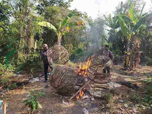 Anggota Polresta Sidoarjo Bakar Peralatan Sambung Ayam di Sedati