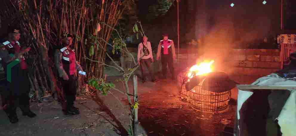 Anggota Polresta Sidoarjo Bongkar dan Bakar Arena Sabung Ayam di Kecamatan Krembung dan Prambon