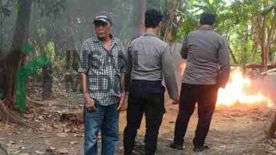 Polisi Bubarkan Arena Sabung Ayam di Tarik, Sidoarjo, Perlengkapan Dibakar