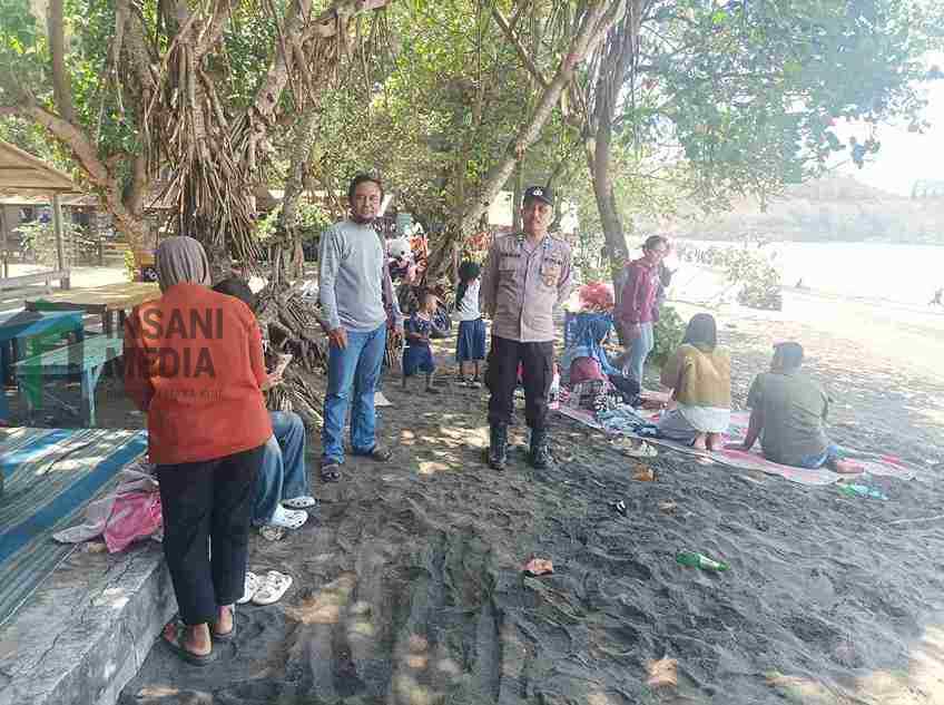 Patroli Wisata Pantai Serang, Polsek Panggungrejo Beri Himbauan agar Berhati-hatilah di Tepi Pantai pada Wisatawan Anggota Polsek Panggungrejo Kabupaten Blitar Patroli di Pantai Serang Himbau Warga Berhati hati saat du Tepi Pantai