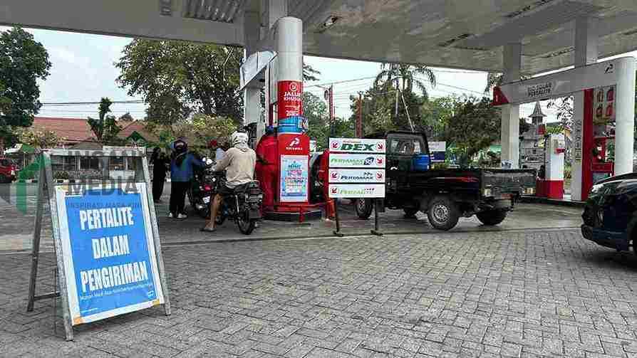 Antrean Warga Membeli BBM di SPBU di Kota Blitar