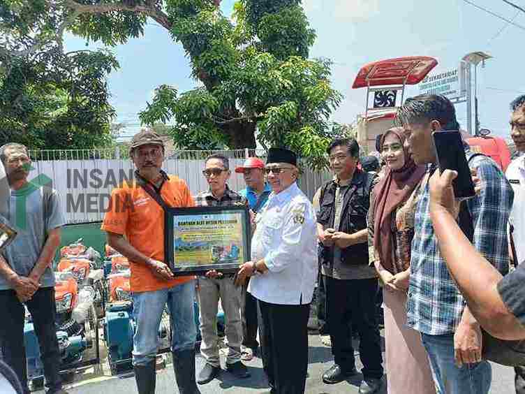 Pemkab Blitar Salurkan 113 Alsintan, Perkuat Modernisasi Pertanian Bupati Blitar Menyerahkan Alsintan ke Kelompok Tani
