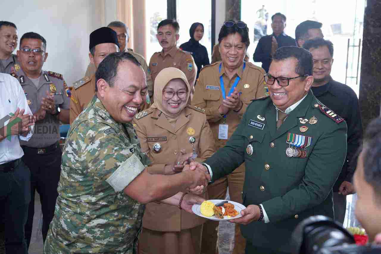 TNI dan Warga Kompak Bangun Kebumen, Mulai Jalan hingga Sosial Bupati Kebumen Lilis Nuryani