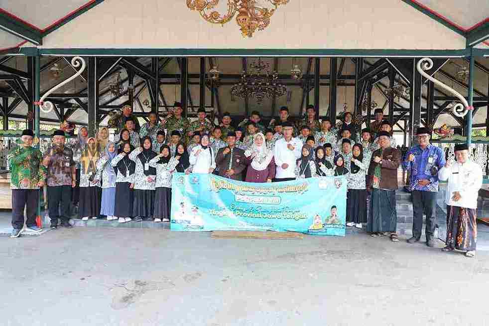 Purworejo Kirim 31 Pelajar Diniyah untuk Berlaga di PORSADIN VIII Jateng Bupati Purworejo Yuli Hastuti dan para Atlet PORSADIN Purworejo