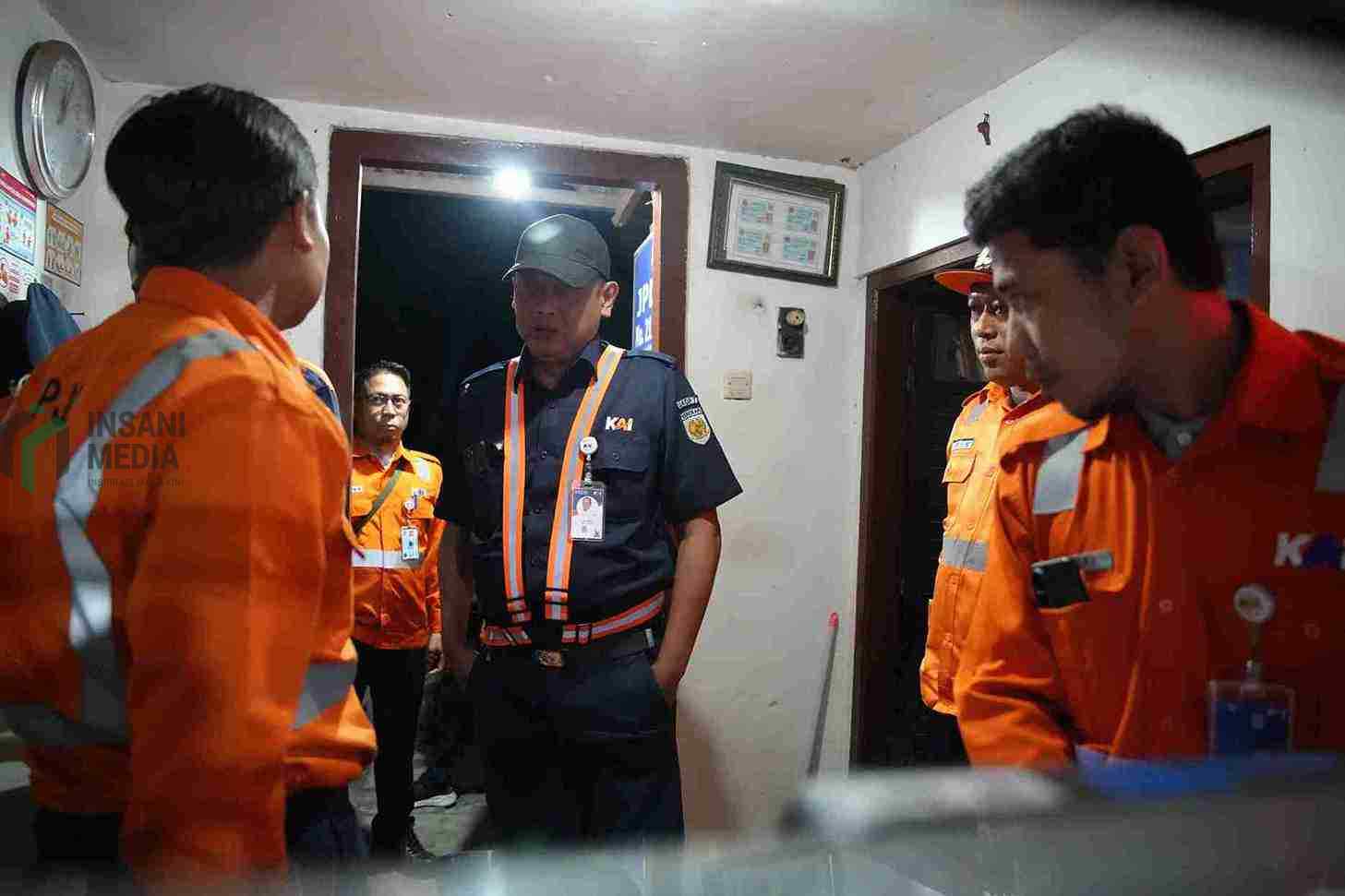 Deputy Vice President Deputy VP KAI Daop 7 Madiun Alam Prasetyo Memimpin Sidak ke Penjaga Perlintasan Kereta Api di T