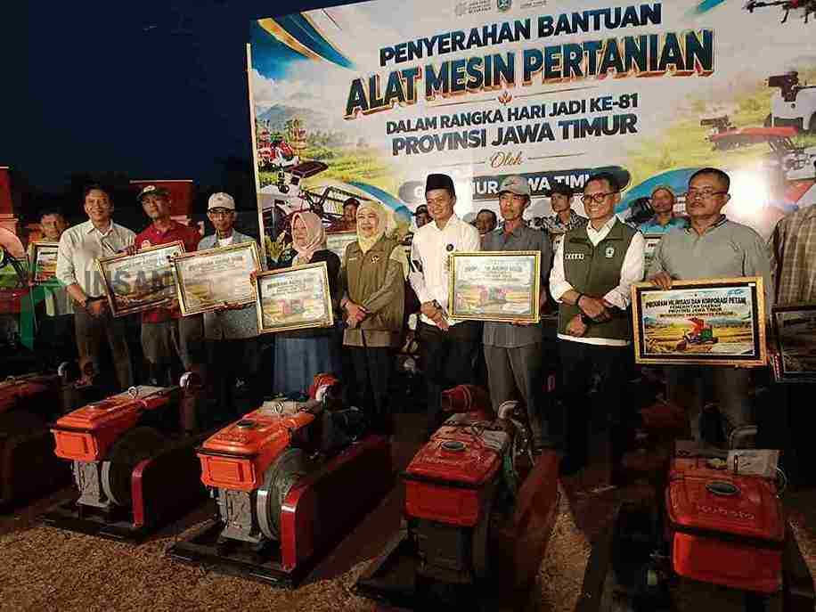 Gubernur Jatim Khofifah Indar Parawansa Menyerahkan Bantuan Combine Harvester untuk Gapoktan di Kabupaten Blitar