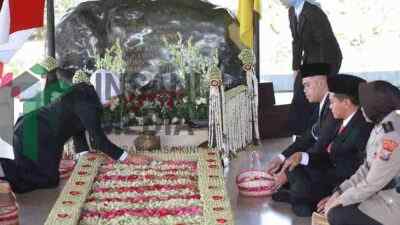Gubernur Jatim Khofifah Indar Parawansa saat Ziarah di Makam Bung Karno di Kota Blitar