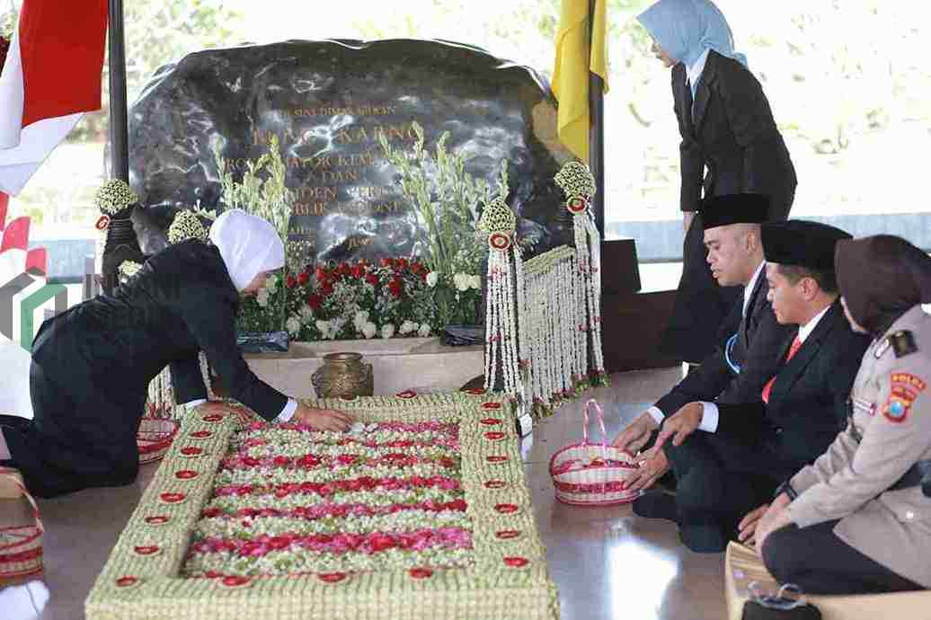 Ziarah di Makam Bung Karno, Gubernur Jatim Khofifah Targetkan Kedaulatan Pangan Gubernur Jatim Khofifah Indar Parawansa saat Ziarah di Makam Bung Karno di Kota Blitar