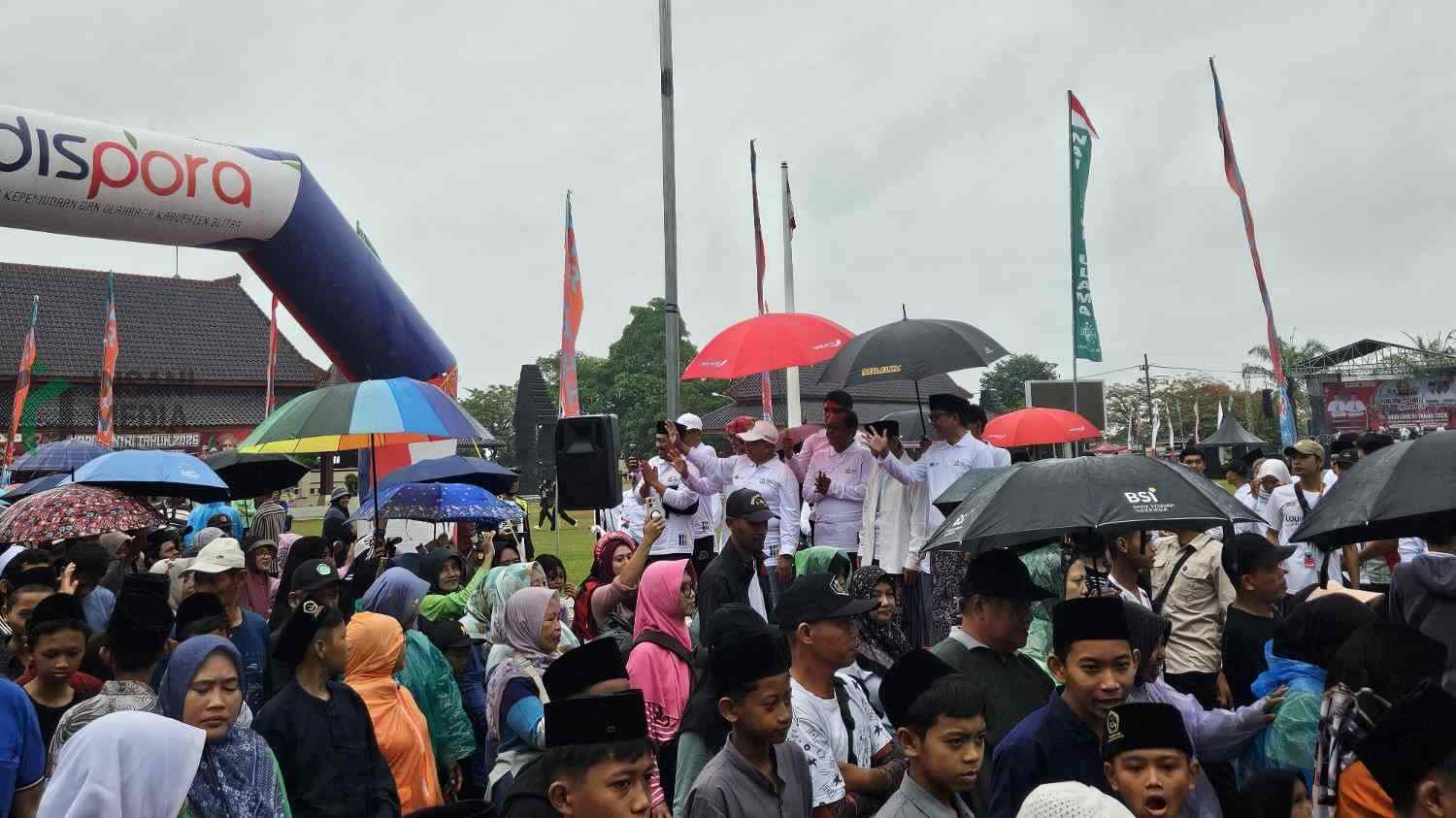 Hujan Tak Surutkan Semangat Ribuan Santri Ikuti Jalan Sehat di Blitar Jalan sehat