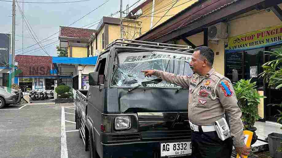 Pelaku Tabrak Lari di Sudanco Supriadi Kota Blitar, Sopir Pikap Sembunyikan Mobil di Kandang Ayam Kanit Lantas Polres Blitar Kota Ipda Ratno Menunjukkan Pikap yang Digunakan Menabrak Pejalan Kaki di Jalan Sudanco Supr