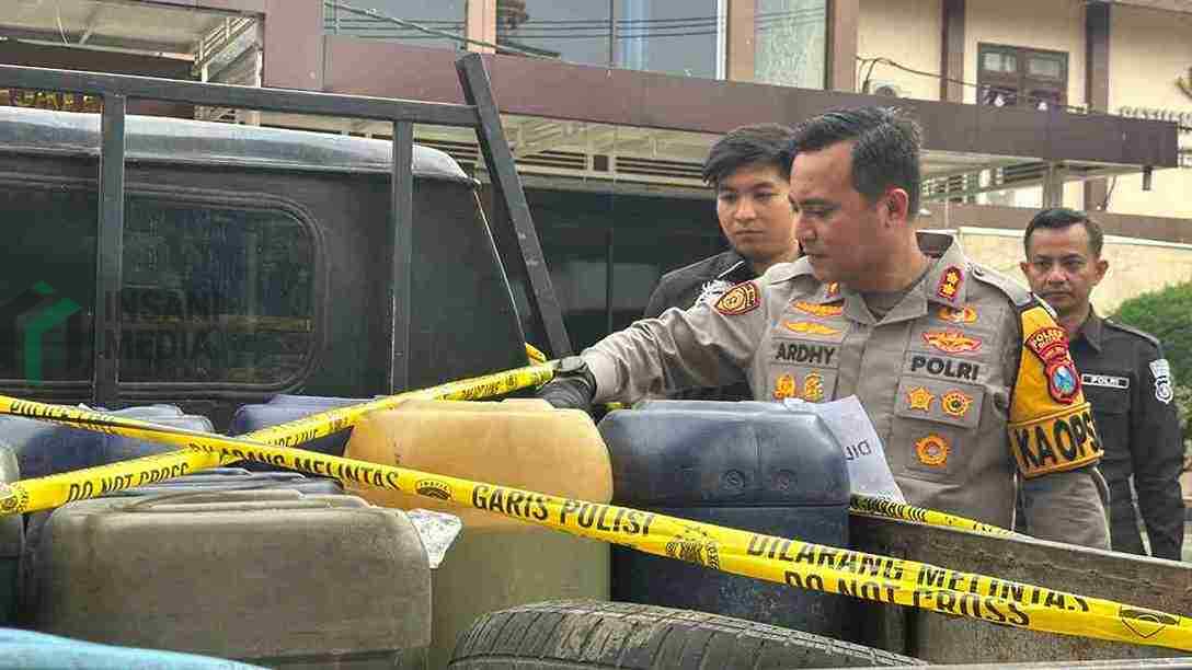 Kapolres Blitar AKBP Ardhy Zul Hasbih Nasution Menunjukkan BBM Bersubsidi Hasil Penimbunan Warga di Kademangan