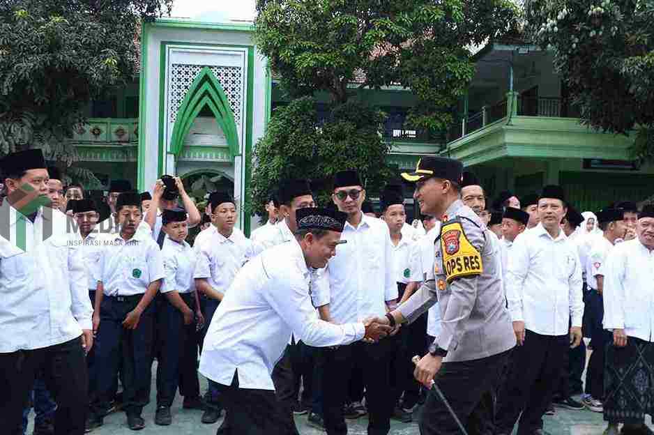 Kapolres Blitar Kota AKBP Kalfaris Triwijaya Lalo Bersama Pelajar saat di MTs MA Maarif NU Kota Blitar
