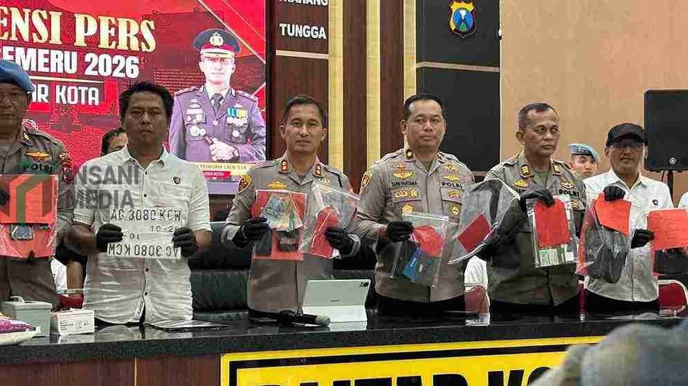 Kapolres Blitar Kota AKBP Kalfaris Triwijaya Lalo Menunjukkan Barang Bukti Hasil Pencurian