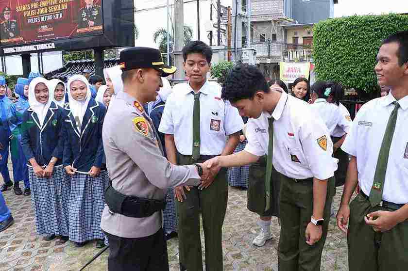 Cegah Bullying hingga Narkoba, Polres Blitar Kota Bentuk Satgas Polisi Jogo Sekolah Kapolres Blitar Kota Kalfaris Triwijaya Lalo Membentuk Satgas Polisi Jogo Sekolah