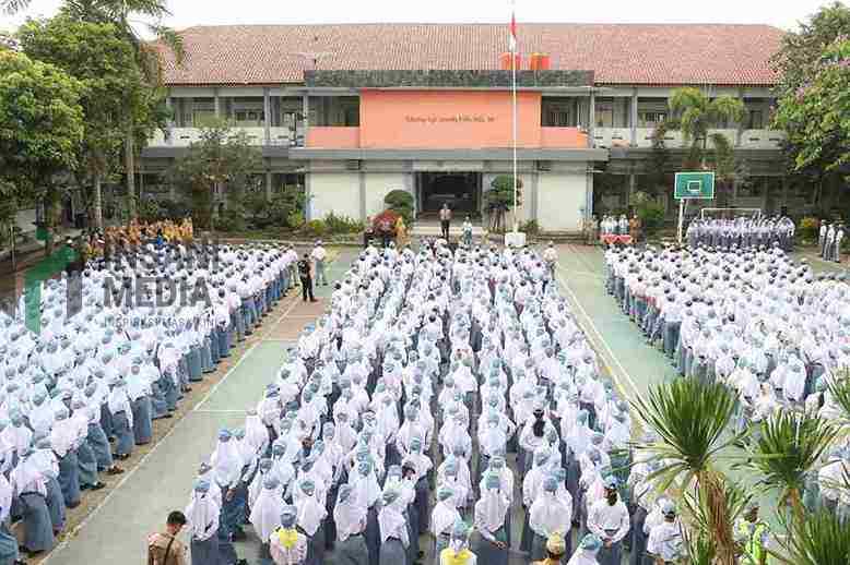 Kapolres Kebumen AKBP Rachmad C. Yusuf menjadi inspektur upacara bendera di SMA Negeri 1 Kebumen