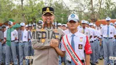 Kapolres Kebumen AKBP Rachmad C. Yusuf menjadi inspektur upacara dalam upacara bendera di SMK Negeri 2 Kebumen