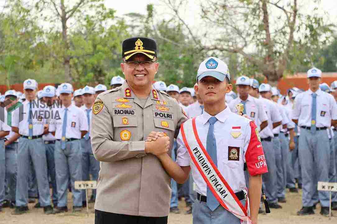 Kapolres Kebumen AKBP Rachmad C. Yusuf menjadi inspektur upacara dalam upacara bendera di SMK Negeri 2 Kebumen