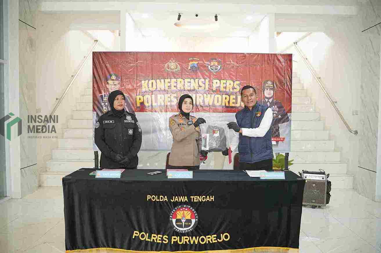 Kapolres Purworejo AKBP Erma Rahayu Kusuma Ningrum Menunjukkan Barang Bukti Hasil Pencarian