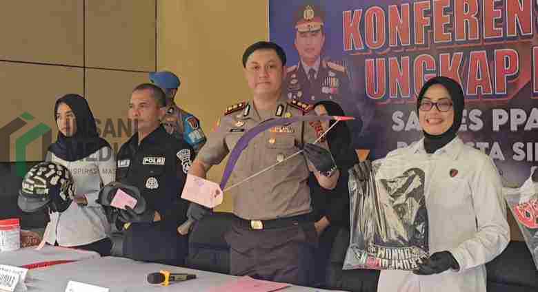 Kapolresta Sidoarjo AKBP Bobby A. Condroputra Menunjukkan BB Pengeroyokan Remaja di Buduran Sidoarjo