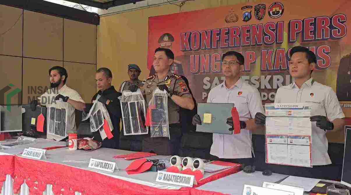 Kapolresta Sidoarjo AKBP Bobby A. Condroputra Menunjukkan Barang Bukti Pelaku Scamming Jaringan Internasional