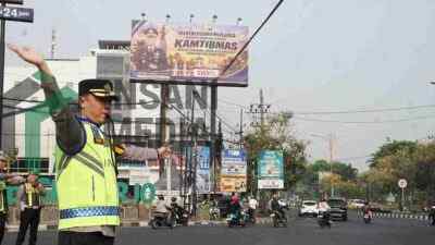 Kapolresta Sidoarjo AKBP Bobby A. Condroputra Turun Jalan Atur Lalu Lintas