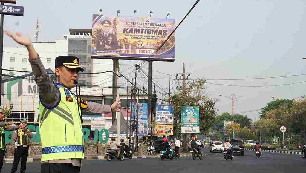 Kapolresta Sidoarjo AKBP Bobby A. Condroputra Turun Jalan Atur Lalu Lintas