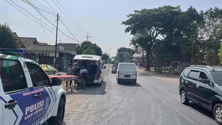 Truk Mitsubishi dan Kawasaki Ninja Terlibat Kecelakaan di Talun, Blitar Dua Remaja Luka-luka Kecelakaan lalu lintas yang melibatkan truk Mitsubishi dan sepeda motor Kawasaki Ninja terjadi di Jalan Umum Desa Kendalrejo Kecamatan Talun Kabupaten Blitar Senin 12102026 sekitar pukul 08.30 WIB.