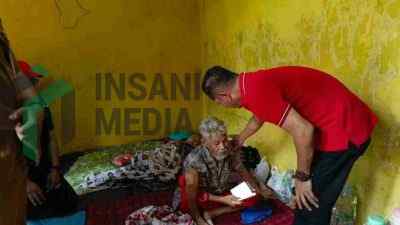 Ketua DPRD Kabupaten Purworejo Tunaryo Mengunjungi Pasangan Lansia Misgiyono dan Semiah di Desa Kaligesing Kecamatan Kaligesing