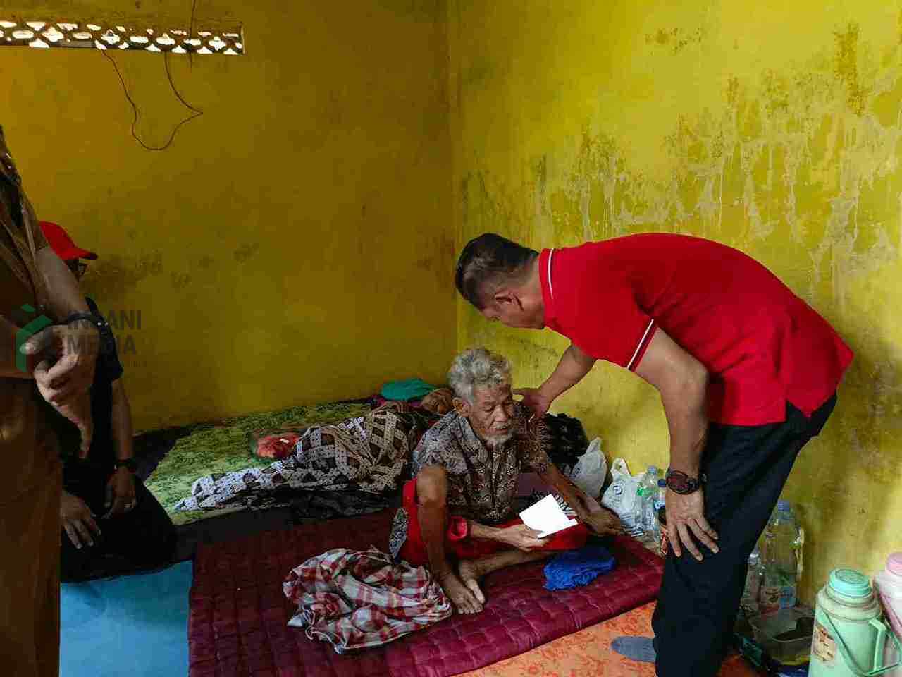Ketua DPRD Kabupaten Purworejo Tunaryo Mengunjungi Pasangan Lansia Misgiyono dan Semiah di Desa Kaligesing Kecamatan Kaligesing