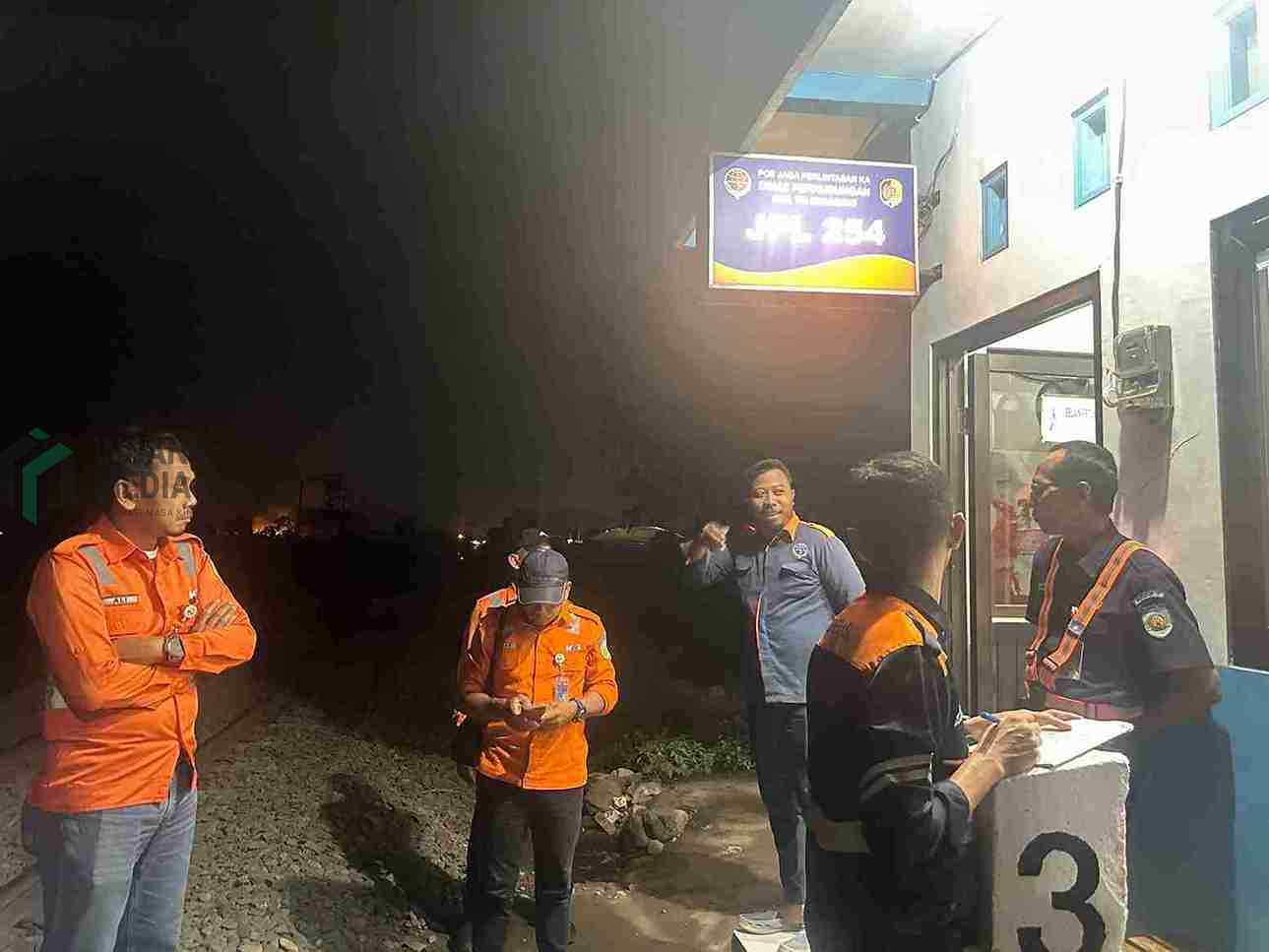 Manajemen Daop 7 Madiun Inspeksi Petugas Malam PJL untuk Pastikan Keselamatan Perjalanan Kereta Api