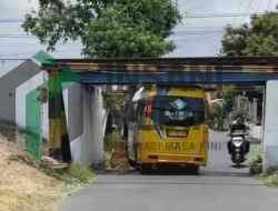 Mobil Elf Tersangkut Portal Underpass Ngutang, Tulungagung, Dampaknya Kereta Api Rawan Kecelakaan