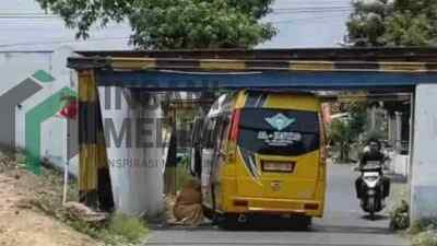 Mobil Elf Tersangkut Portal Underpass Ngutang, Tulungagung, Dampaknya Kereta Api Rawan Kecelakaan