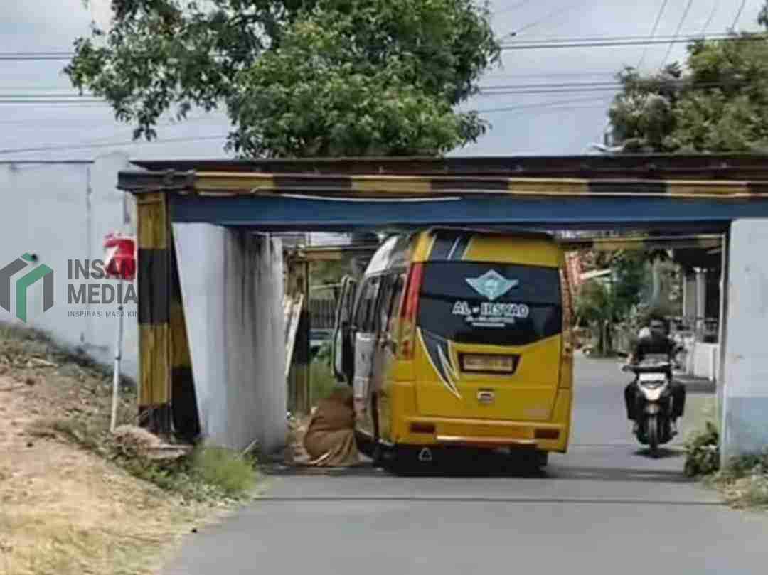 Mobil Elf Tersangkut di Underpass BH 598 Ngujang Tulungagung