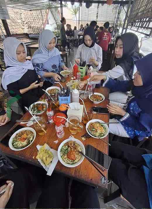 Baru Buka 800 Porsi Ludes, Mie Ayam Tono 11 Khas Wonosobo Buka Outlet di Purworejo Para Pembeli Mie Ayam Tono 11 Khas Wonosobo di depan Hotel Bagelen kawasan Purworejo Timur