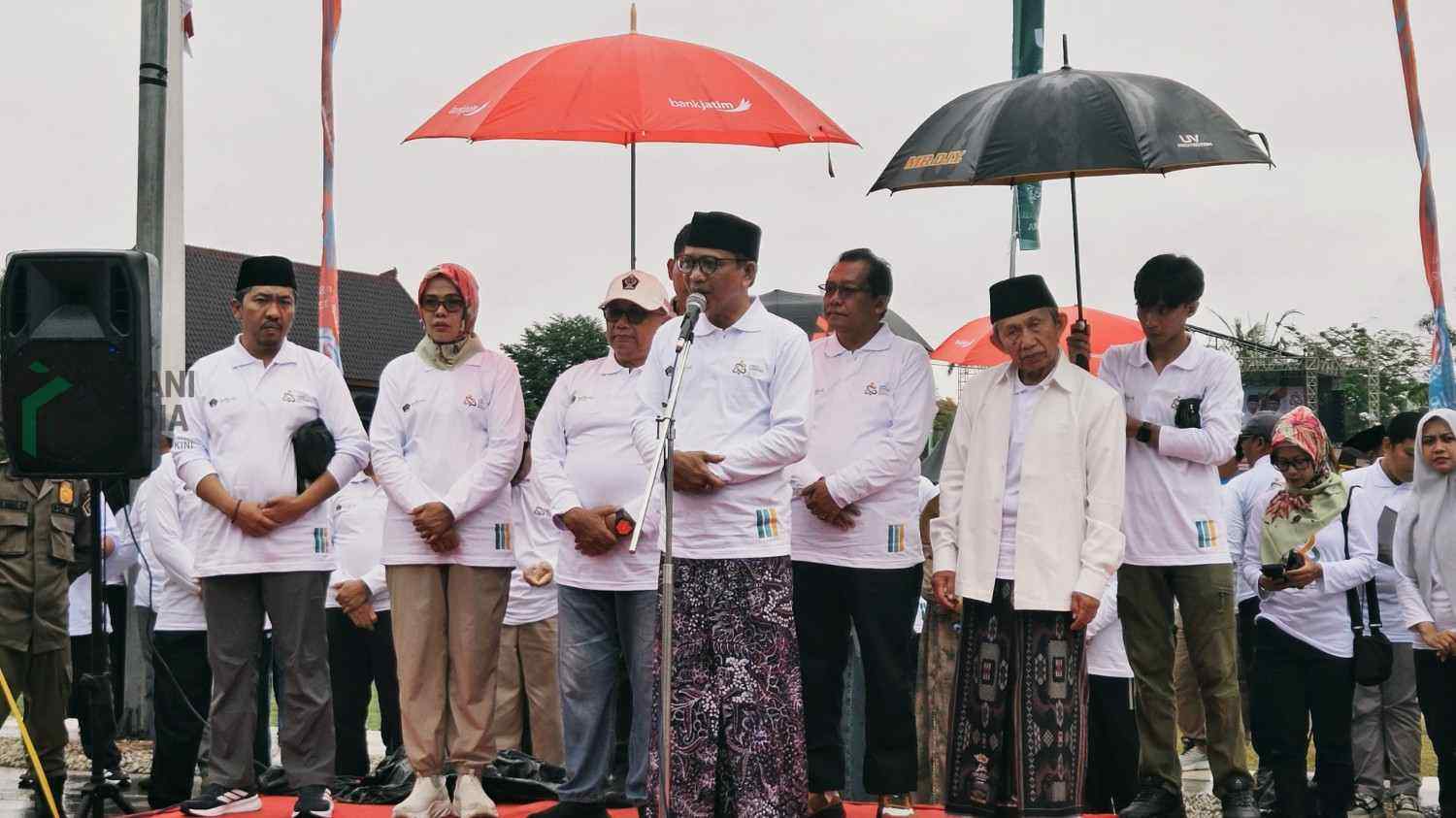 Hujan Tak Surutkan Semangat Ribuan Santri Ikuti Jalan Sehat di Blitar Santri