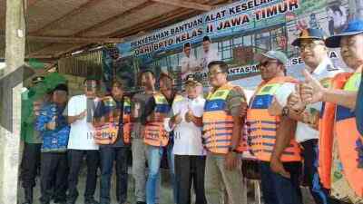 Pemkab Blitar Salurkan 444 Pelampung dari Kementerian Perhubungan, Keselamatan Penyeberangan Blitar Diperkuat