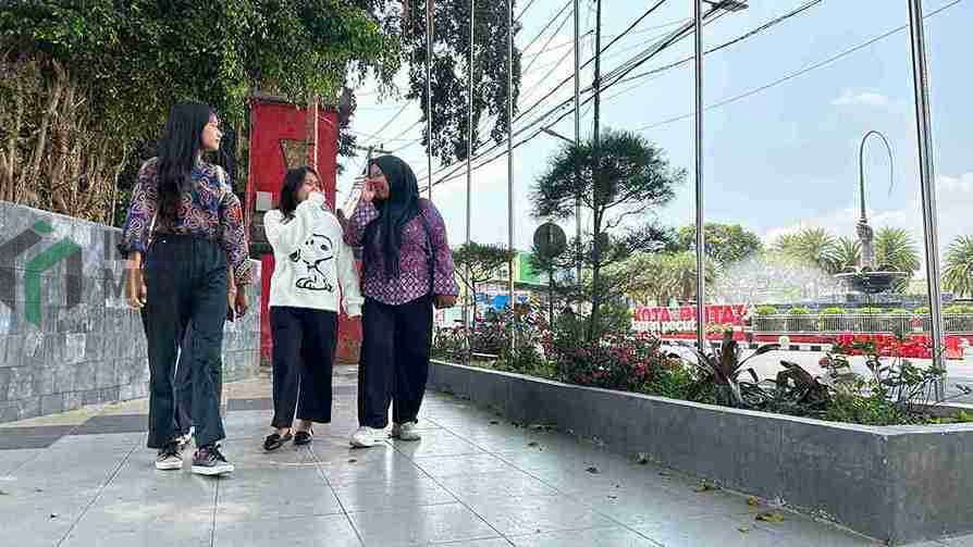 Pengunjung Alun alun Kota Blitar