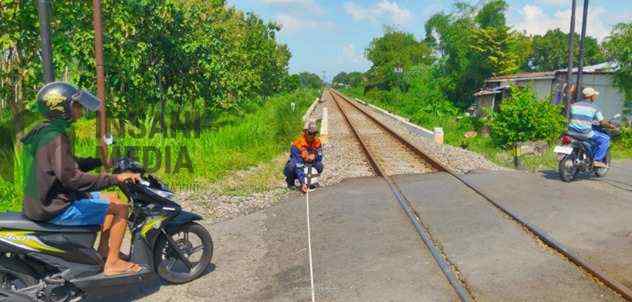 Perbaikan Perlintasan Kereta Api di Kediri