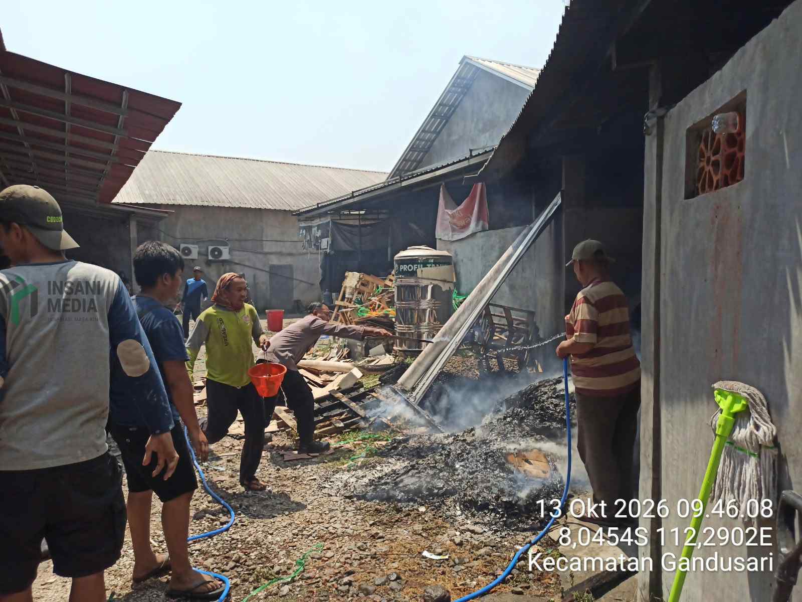 Petugas Memadamkan Api yang Membakar Toko Bangunan 999 di di Desa Sukosewu Kecamatan Gandusari Kabupaten Blitar.