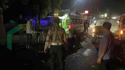 Petugas Mengevaluasi Korban Kecelakaan di Jalan Raya Talun Kabupaten Blitar yang Mengalami Luka luka