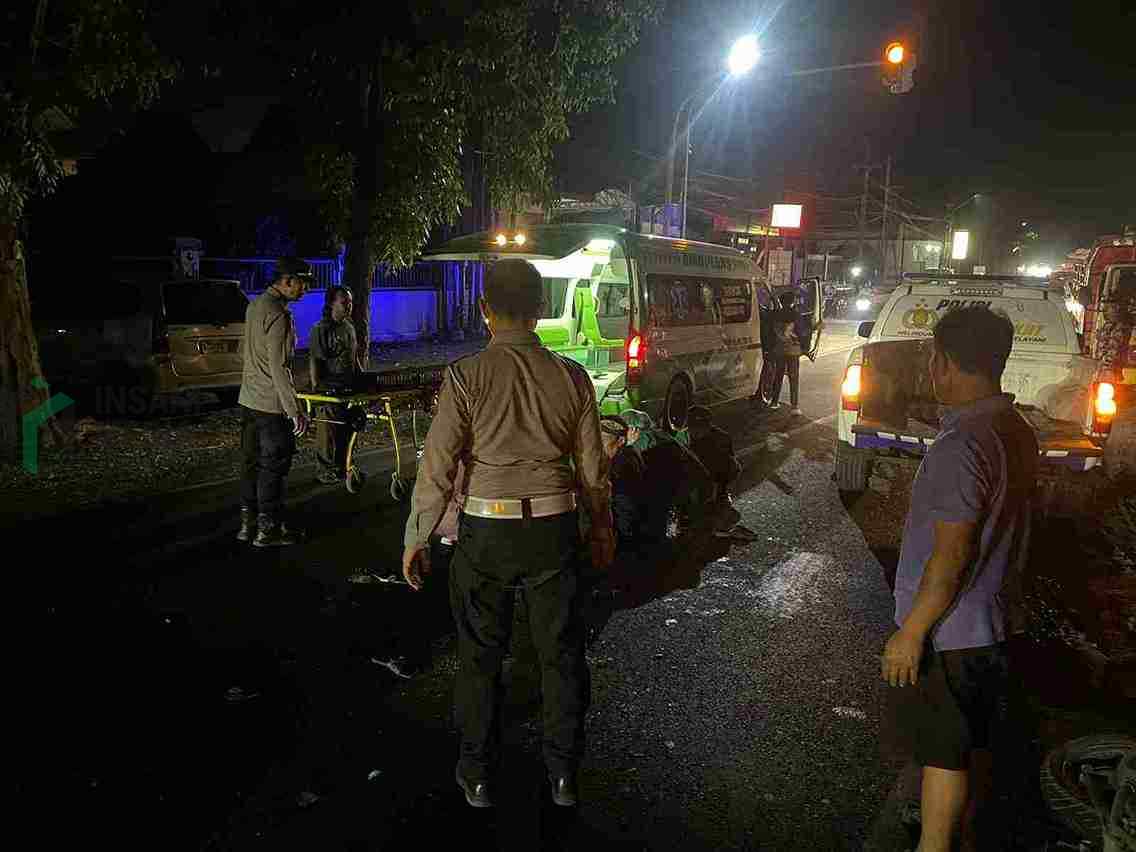 Petugas Mengevaluasi Korban Kecelakaan di Jalan Raya Talun Kabupaten Blitar yang Mengalami Luka luka