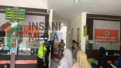 Petugas Pemadam Kebakaran Memadamkan Api yang Membakar Puskesmas Klirong Kebumen