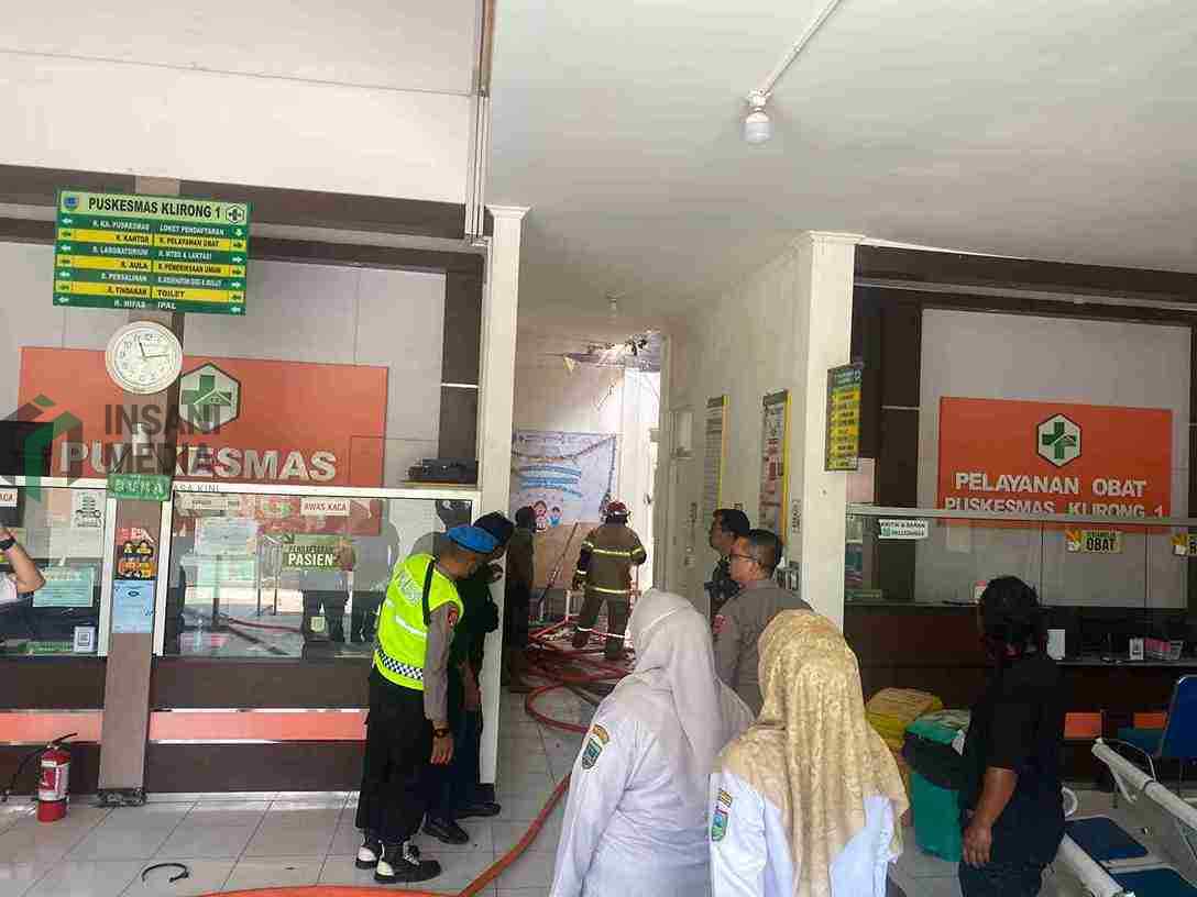Atap Puskesmas Klirong, Kebumen Terbakar, Diduga dari Meteran Listrik Petugas Pemadam Kebakaran Memadamkan Api yang Membakar Puskesmas Klirong Kebumen